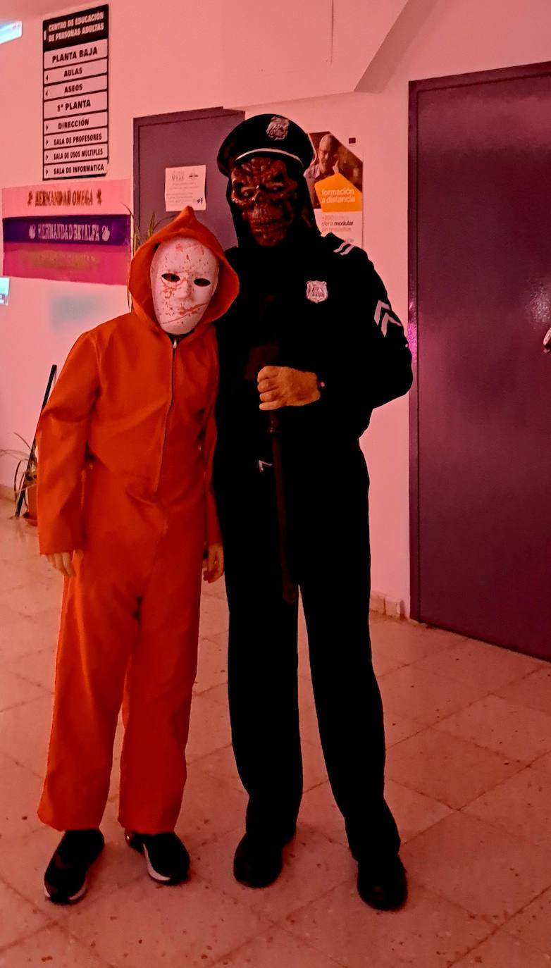 Gritos, sustos y pasos acelerados. Eso es lo que provocaba el pasaje del terror de este año en Miajadas. Más de cien componentes de la asociación Parque Pozo Vela se convirtieron en los personajes más terroríficos que te puedes encontrar en una facultad, desde el rector, el conserje y el guardia de seguridad, hasta profesores y alumnos zombies. Una facultad con todo detalle: aulas, residencia de estudiantes, almacenes, una capilla, incluso una discoteca. 