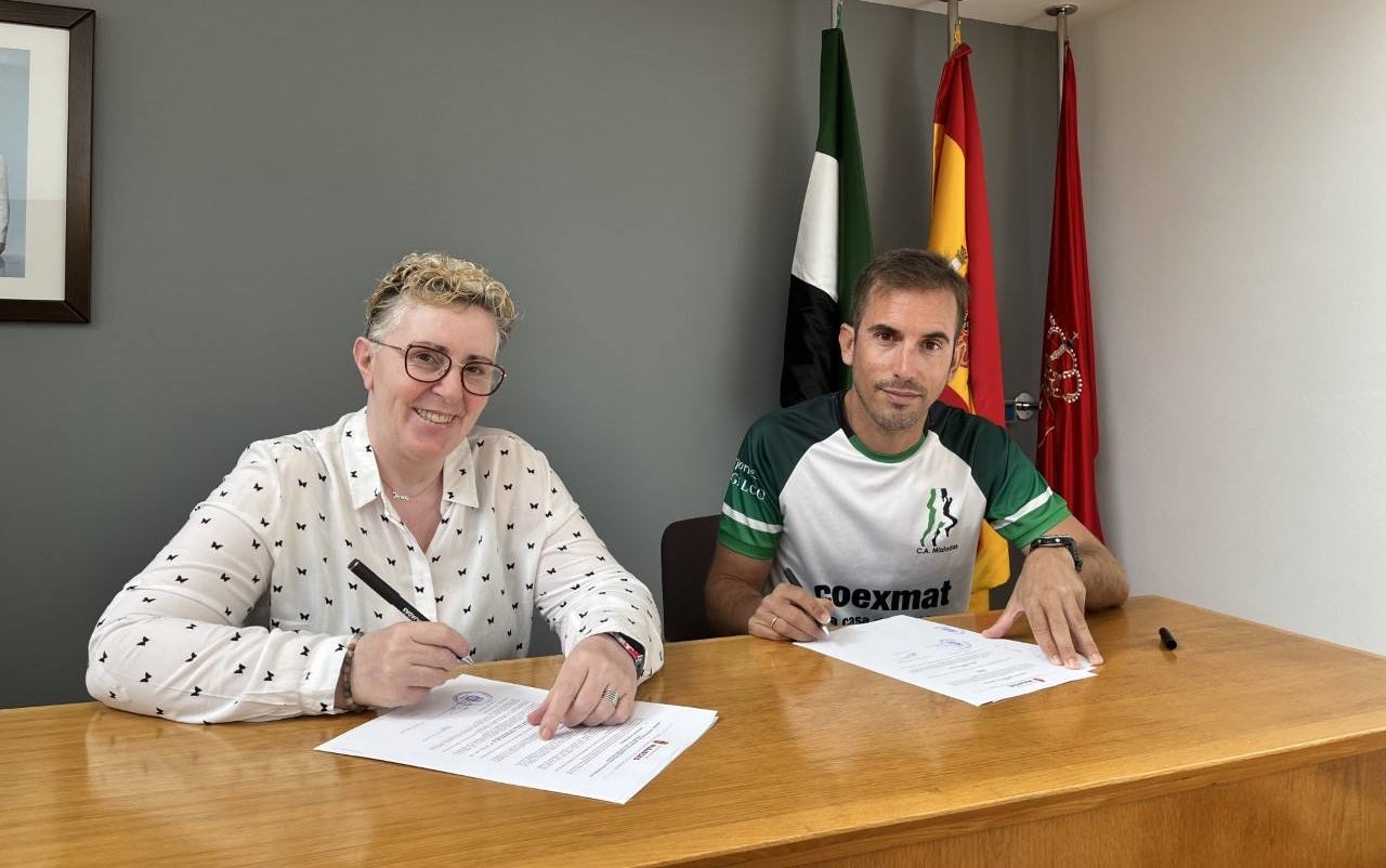 La concejala Mª Teresa Gil y el presidente del Club Atletismo Miajadas, Alberto Masa 