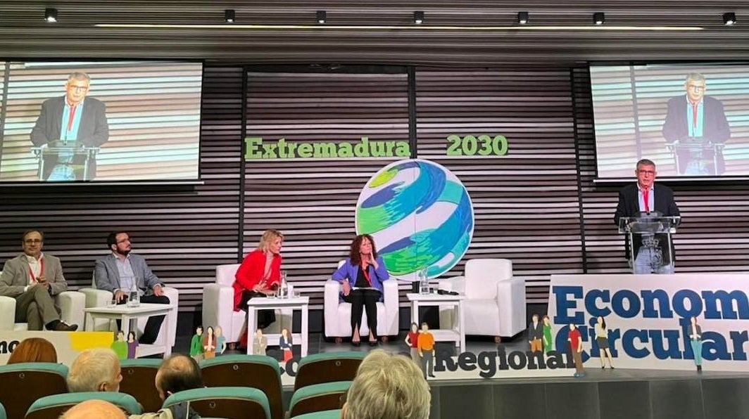 Antonio Díaz, alcalde de Miajadas (dcha), durante su ponencia 
