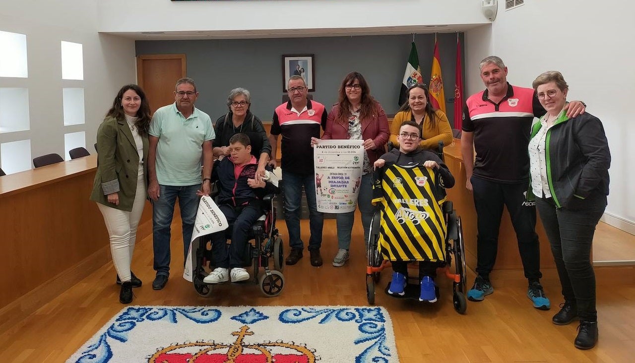 Miembros del CD Talleres Anglo, de la asociación 'Miajadas Incluye' y de la Corporación Municipal 