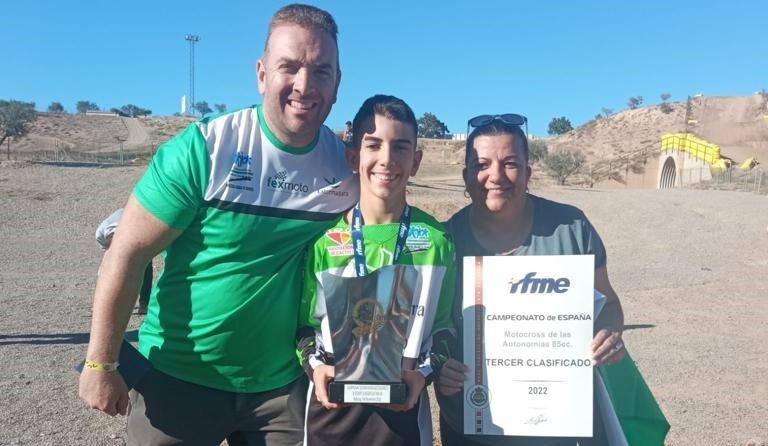 Samuel Tapia posa junto a sus padres en el Campeonato de España de Autonomías 