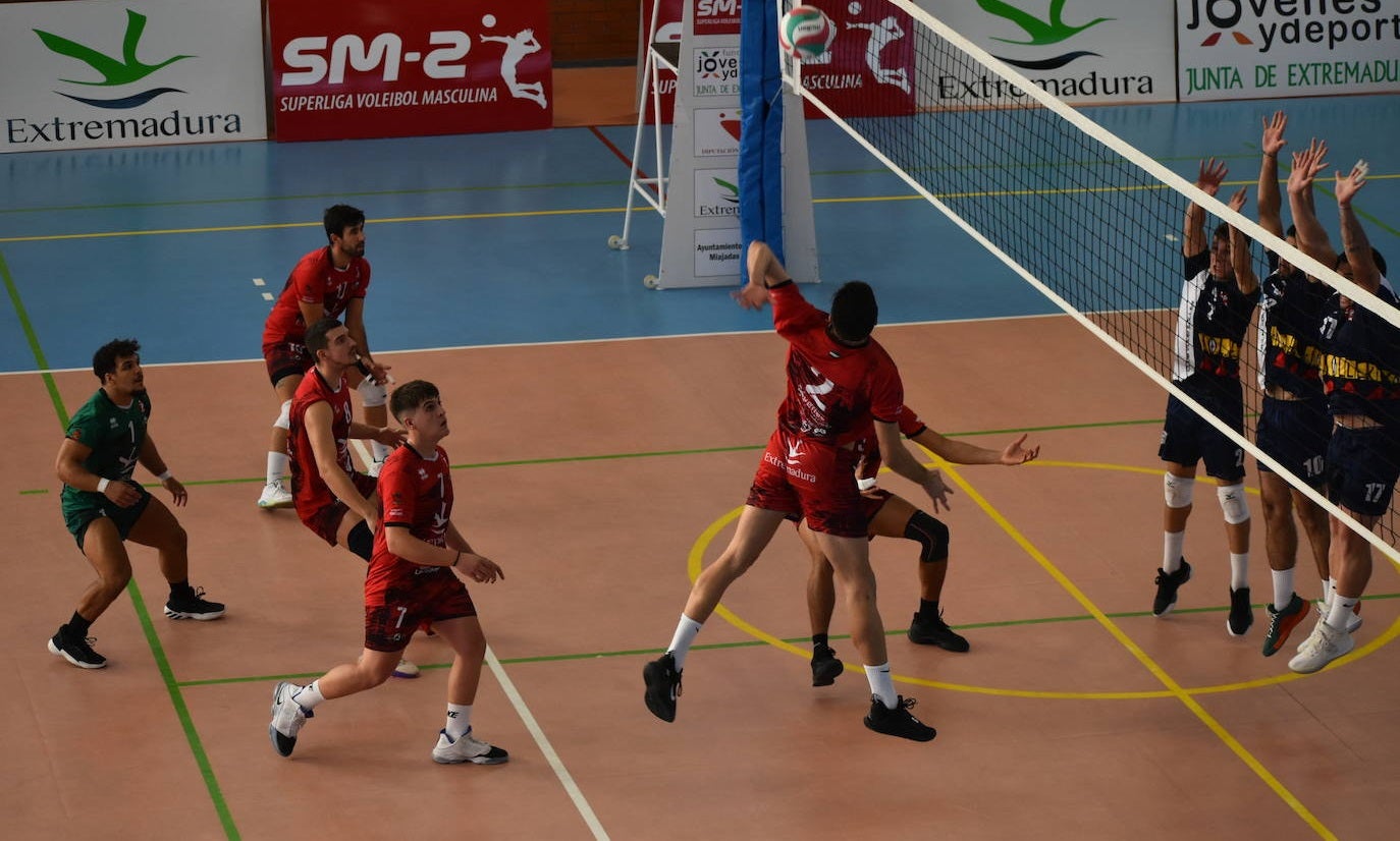Rotunda victoria por 3-0 del Extremadura Grupo Laura Otero frente al CV Sóller