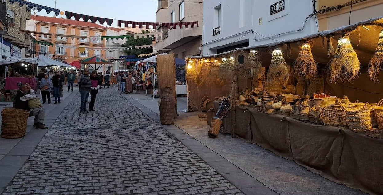 Del 11 al 13 de noviembre Miajadas retrocedió hasta la época medieval para llenar sus calles de magia y fantasía. Puestos de artesanía, gastronomía, talleres y pasacalles hicieron las delicias de vecinos de todas las edades, y también de visitantes que no quisieron perderse esta atracción turística y cultural. 