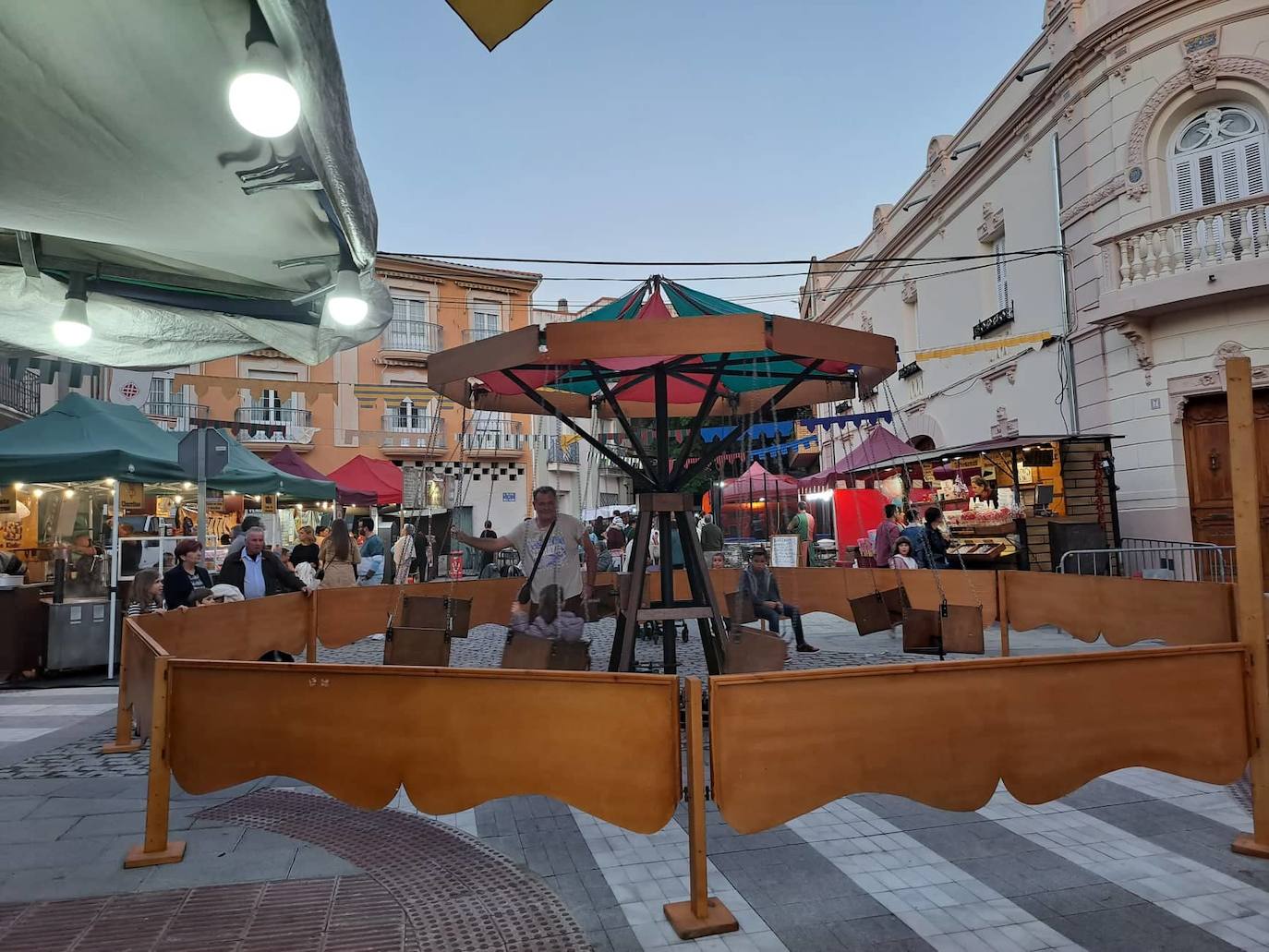 Del 11 al 13 de noviembre Miajadas retrocedió hasta la época medieval para llenar sus calles de magia y fantasía. Puestos de artesanía, gastronomía, talleres y pasacalles hicieron las delicias de vecinos de todas las edades, y también de visitantes que no quisieron perderse esta atracción turística y cultural. 