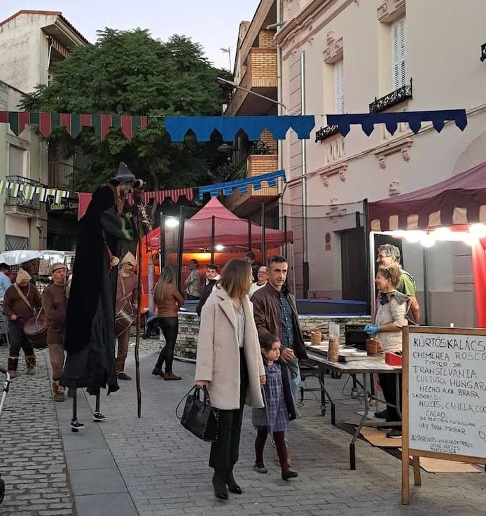 Del 11 al 13 de noviembre Miajadas retrocedió hasta la época medieval para llenar sus calles de magia y fantasía. Puestos de artesanía, gastronomía, talleres y pasacalles hicieron las delicias de vecinos de todas las edades, y también de visitantes que no quisieron perderse esta atracción turística y cultural. 