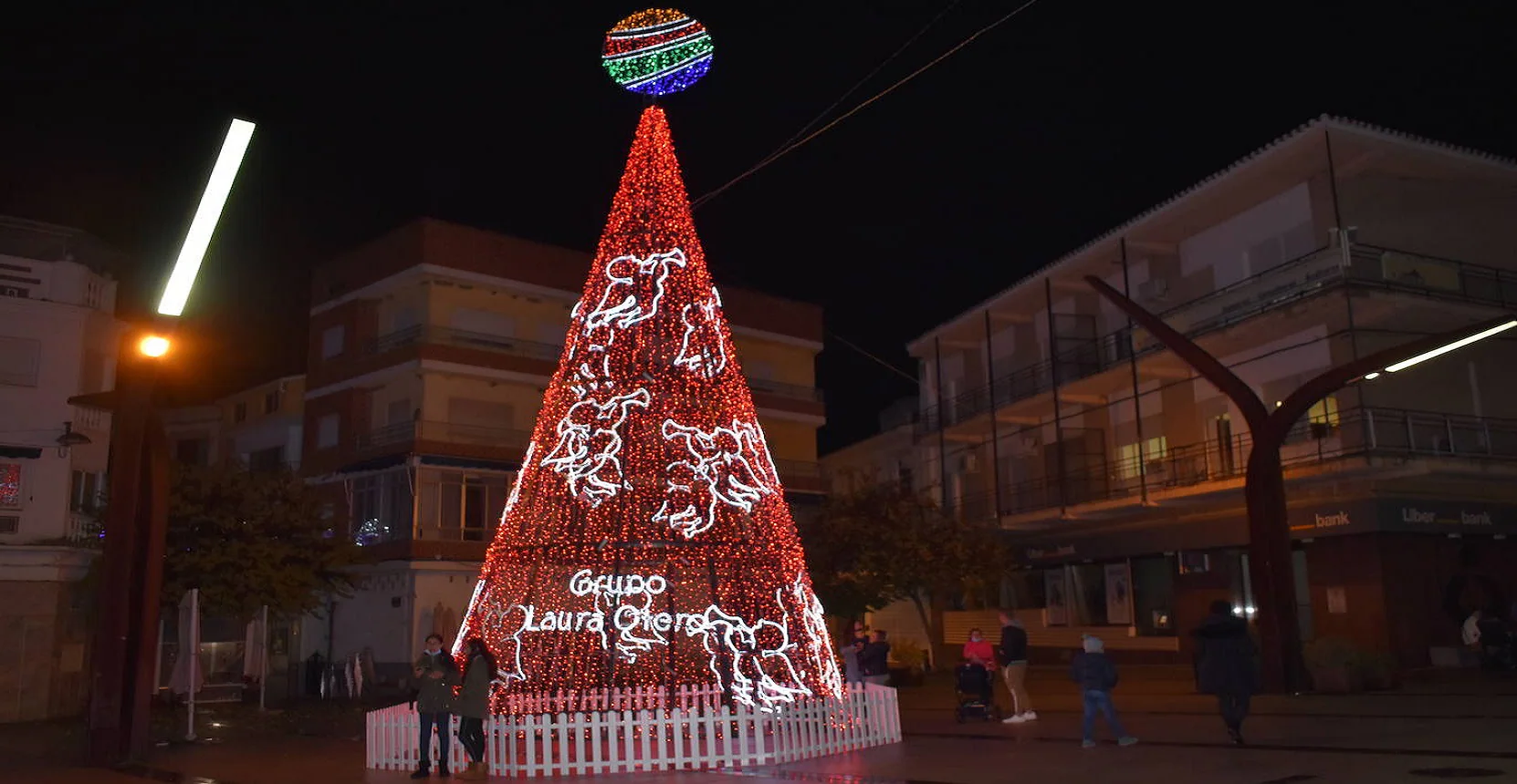 El gran árbol de la Plaza de España de Miajadas la pasada Navidad 2022-2023 