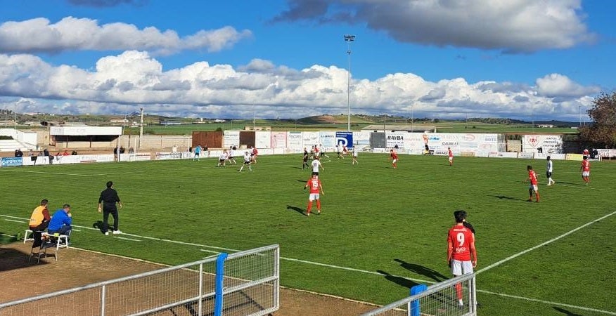 Jesús Búrdalo, autor del gol de la victoria, espera para entrar al terreno de juego 