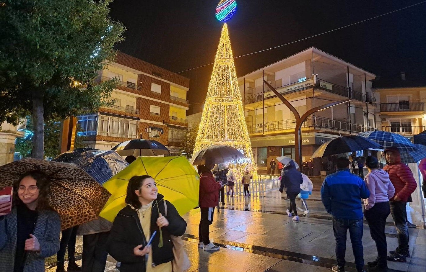 Momento del encendido del gran árbol de Navidad instalado en la Plaza de España de Miajadas 