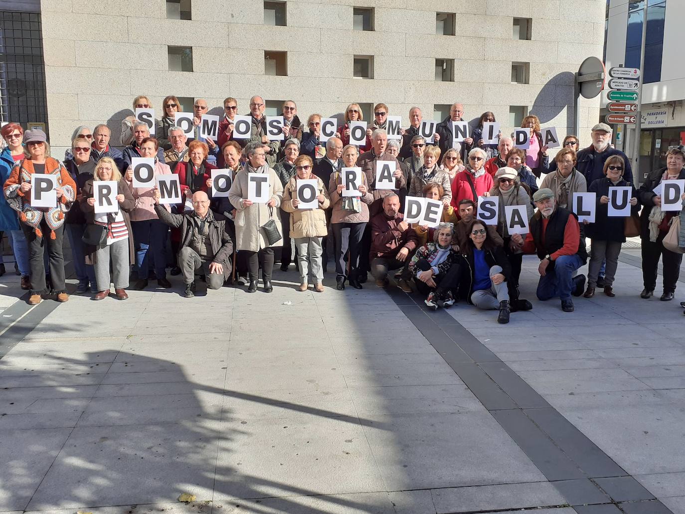 Miembros de los centros de mayores de Miajadas y Badajoz en su jornada de convivencia 