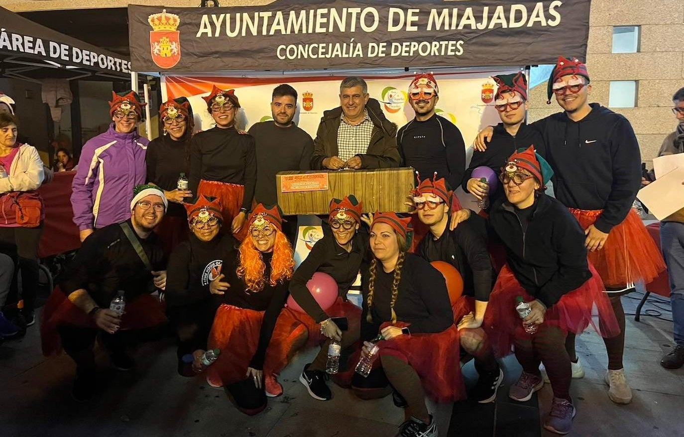 Foto grupal de los premiados en el concurso de disfraces de la VIII San Silvestre Miajadeña 