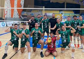 Los jugadores del Extremadura Grupo Laura Otero celebran su victoria frente al Ibiza Voley