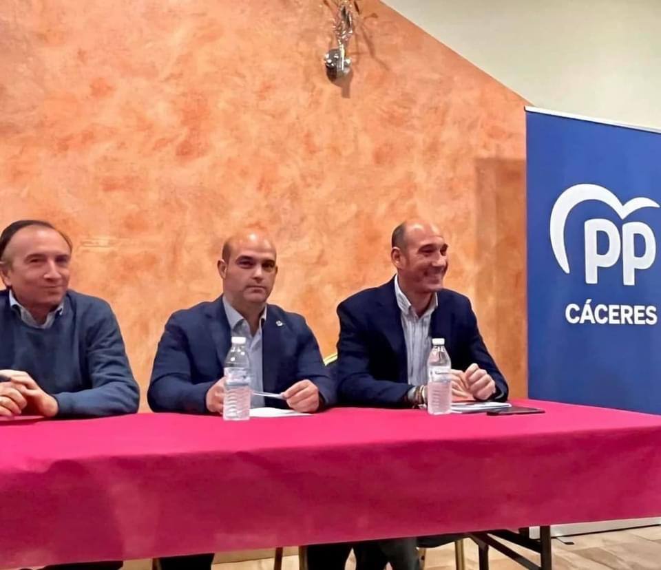 Martín Alcántara (centro), candidato a la alcaldía de Miajadas en las próximas elecciones