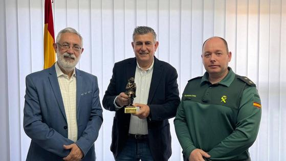 El alcalde Antonio Díaz recibe la 'Cruz con Distintivo Blanco de la Orden del Mérito de la Guardia Civil'
