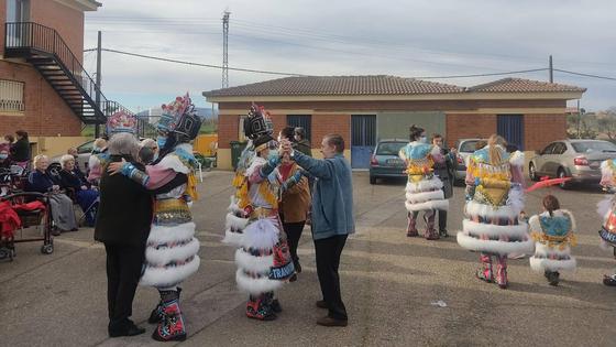La comparsa 'Los Colegas' visitó a los mayores de San Martín de Porres