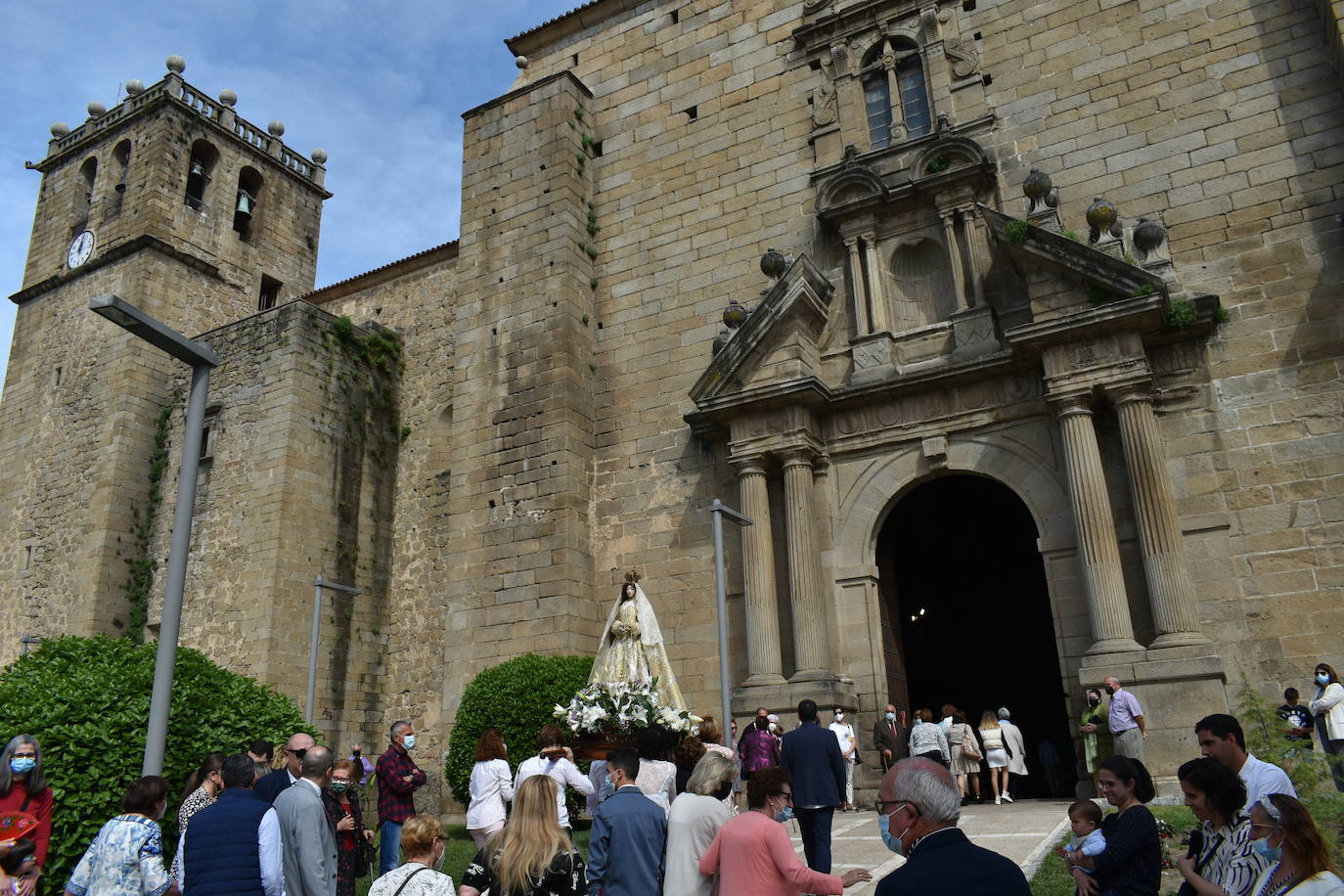 Muchos de los miajadeños emigrantes visitan su pueblo durante la Semana Santa