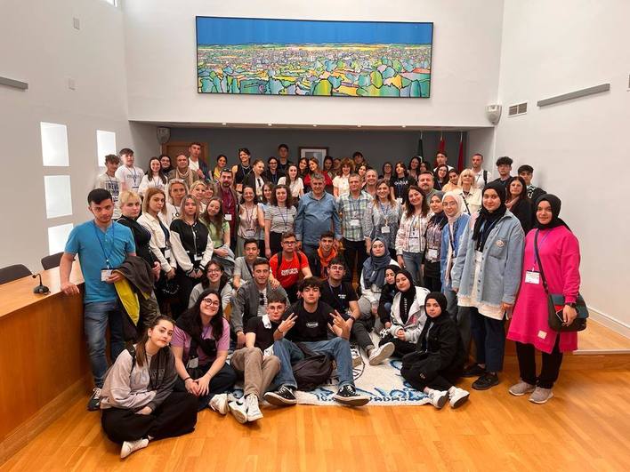 Foto grupal de los alumnos y profesores turcos, italianos, griegos y miajadeños en el ayuntamiento