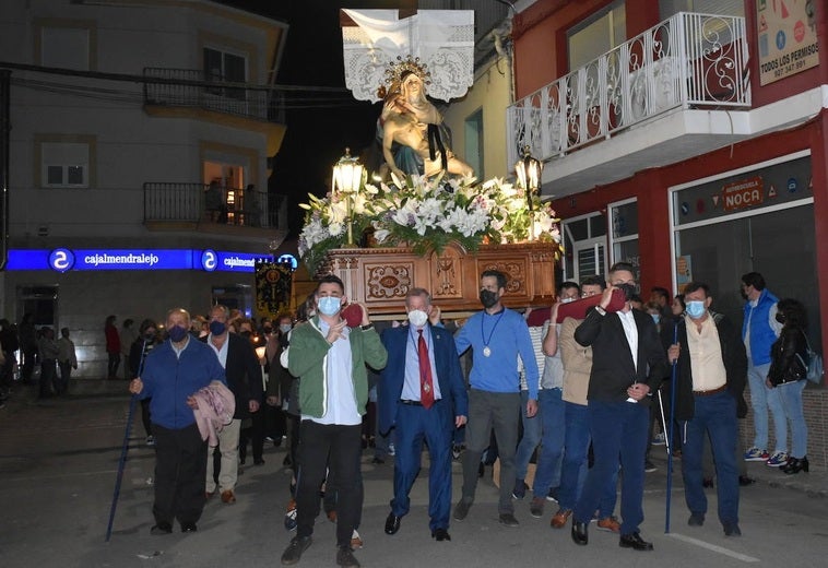 La Imagen de 'La Piedad' en la procesión del Viernes Santo en Miajadas