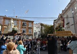 Un año más los miajadeños volvieron a celebrar el reencuentro entre Jesús Resucitado y la Santa Madre, alzando las Imágenes representativas con alegría. Tras ello, ambos cortejos se dirigieron hacia la Iglesia de Santiago para celebrar la tradicional misa del Domingo de Resurrección