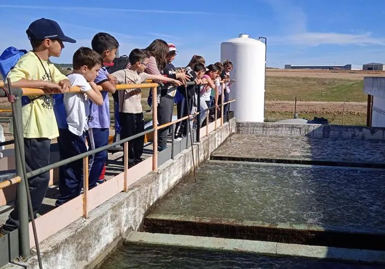 Los escolares de Miajadas celebran el Día Mundial del Agua visitando la potabilizadora