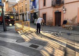 Un operario municipal de Miajadas repara la tubería que pasa por la avenida Trujillo