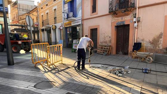 Un gran atasco en la tubería de la avenida Trujillo obliga a los operarios a repararla