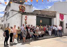 Vecinos de la calle Cuesta de Miajadas celebran su Fiesta de la Cruz de Mayo 2023