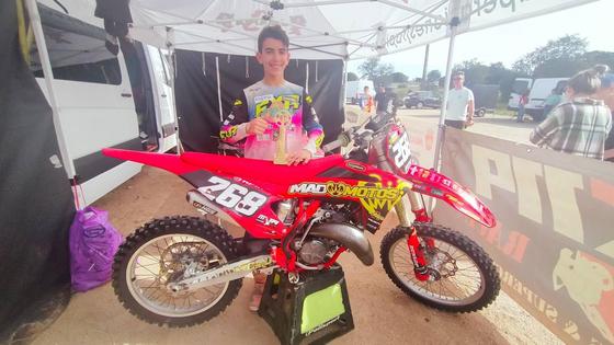 Samuel Tapia pierde el liderato del Extremeño de Motocross 125cc tras una aparatosa caída