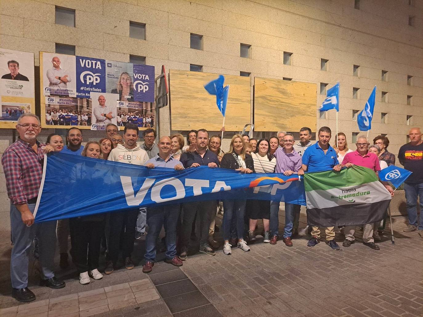 Pegada de carteles de PP Miajadas la medianoche del jueves 11 al viernes 12 de mayo