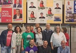 Componentes de Unidas por Miajadas durante la pegada de carteles la madrugada del 11 al 12 de mayo