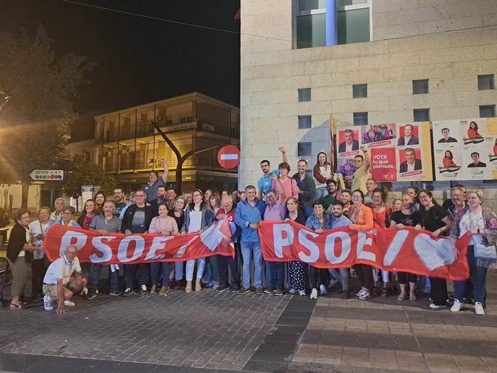 PSOE durante la pegada de carteles la medianoche del 11 al 12 de mayo
