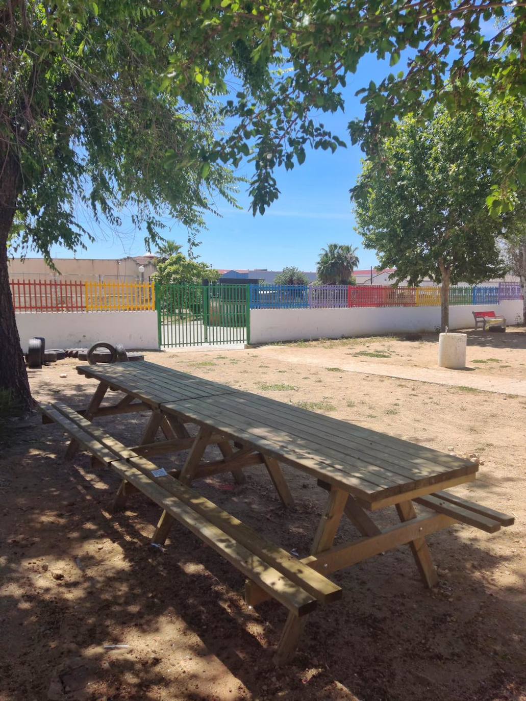 Merenderos instalados en uno de los colegios de Miajadas