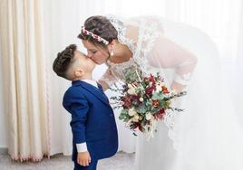 Miajadas homenajeó un año más a la mayor figura en la vida de una persona: las madres. Por ello, vecinos y vecinas participaron con conmovedoras y divertidas imágenes en el concurso fotográfico organizado por Acomic, porque todo homenaje a una madre es poco