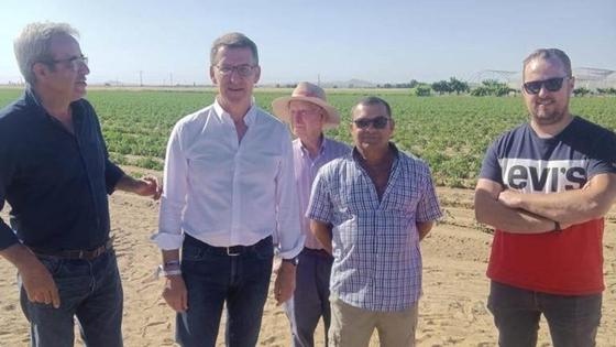 Alberto Núñez Feijóo visita Miajadas para conocer la situación actual del sector agrícola
