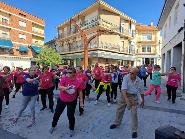 Una de las jornadas de 'Actividad física en la calle', con los mayores en la Plaza de España de Miajadas