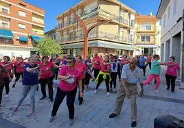 Una de las jornadas de 'Actividad física en la calle', con los mayores en la Plaza de España de Miajadas
