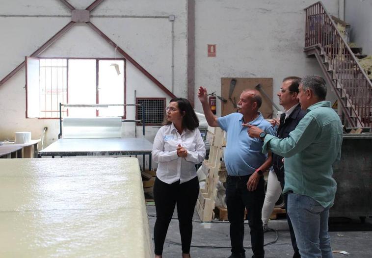 Guillermo Fernández Vara visita el Polígono Industrial de Miajadas para acercar posturas con las Pymes