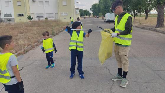 Pequeños y mayores se vuelcan en mantener Miajadas y sus pedanías más limpias