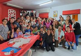 PSOE Miajadas celebra su mayoría de votos en la sede del partido.