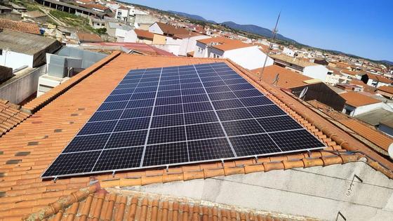 La instalación fotovoltaica de la casa de la cultura supondrá un ahorro anual de casi 6.000 euros