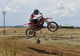 Samuel Tapia en uno de los saltos del circuito 'El Piloto' de Miajadas, durante el Campeonato Extremeño