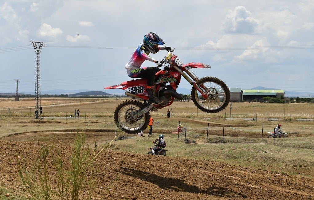 Samuel Tapia en uno de los saltos del circuito 'El Piloto' de Miajadas, durante el Campeonato Extremeño