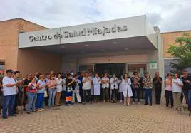 Vecinos y profesionales sanitarios de la Zona de Salud de Miajadas se manifiestan a las puertas del centro de salud Apolinar Moreno