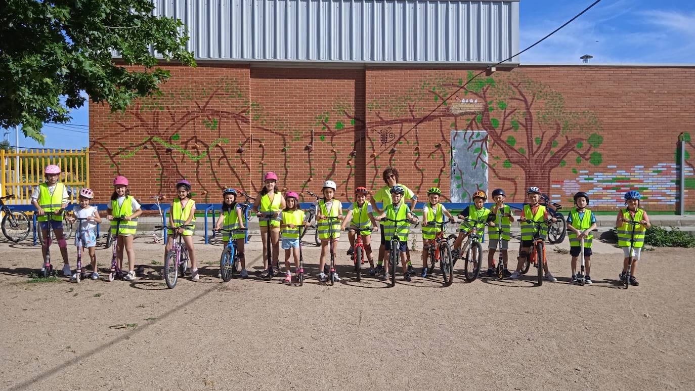 Los alumnos de 3º de Primaria del CEIP García Siñeriz durante su salida en bici
