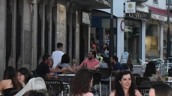 La zona de veladores de la avenida Trujillo permanecerá cortada al tráfico por la noche entre semana y casi todo el fin de semana