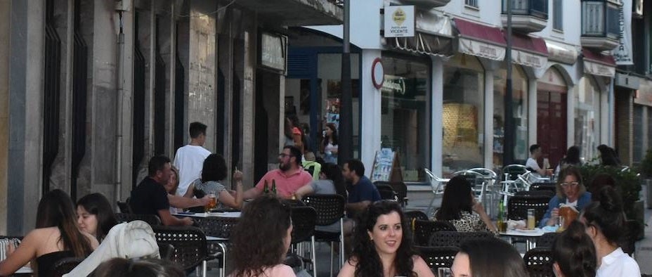 La zona de veladores de la avenida Trujillo permanecerá cortada al tráfico por la noche entre semana y casi todo el fin de semana