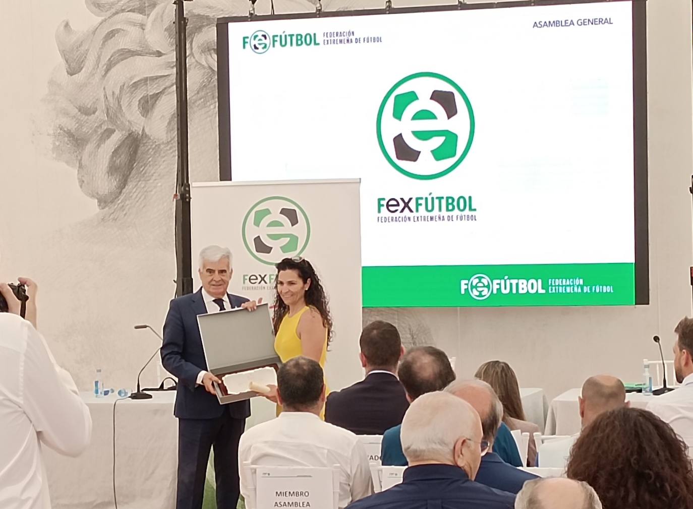 María José Tostado recibe el reconocimiento de manos del presidente de FEX Fútbol, Pedro Rocha