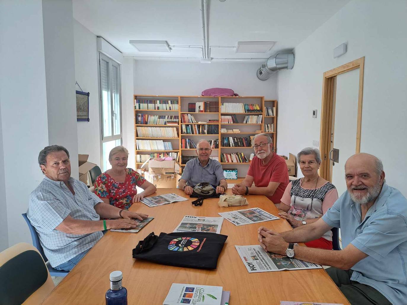 El grupo de lectura del centro de mayores analiza la actualidad con el diario HOY Miajadas