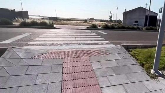 Los aficionados al paseo ya pueden utilizar el acerado de la carretera de Don Benito