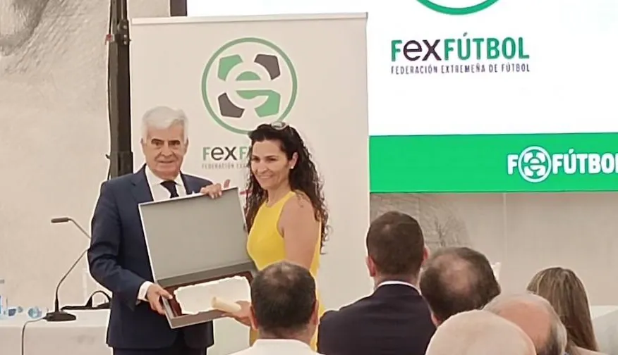 María José Tostado recibe la placa de manos del presidente de la FEX Fútbol (y actual presidente de la RFEF), Pedro Rocha