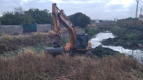 Los operarios municipales limpian los arroyos para que no haya atascos con las lluvias